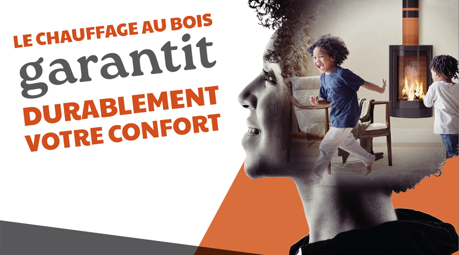 CONFORT DURABLE femme souriante avec des enfants près d'un poêle